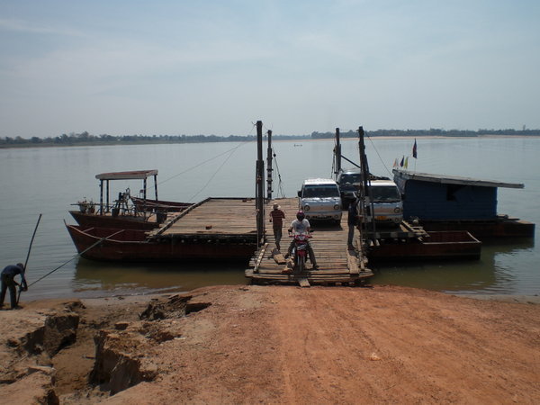 Crossing the Mekong at Champasak - attraversando il fiume Mekong a Champasak