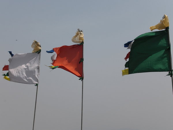 flags outside temple, bit windy! - bandiere fuori dal templo, un po ventilato!