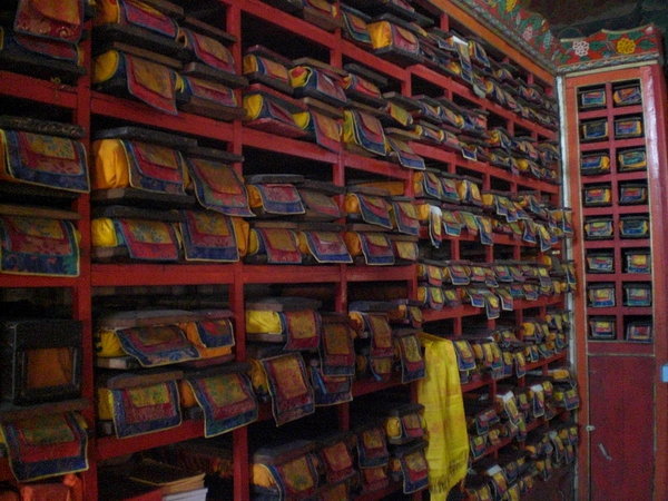 Preyers books in Buddist temple - libri buddisti di preghiere