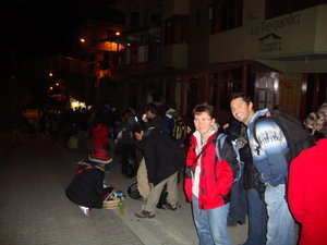 quequing for the bus to Machu Pichu at 5am!!!! - facendo la coda per l'autobus alle 5 della mattina