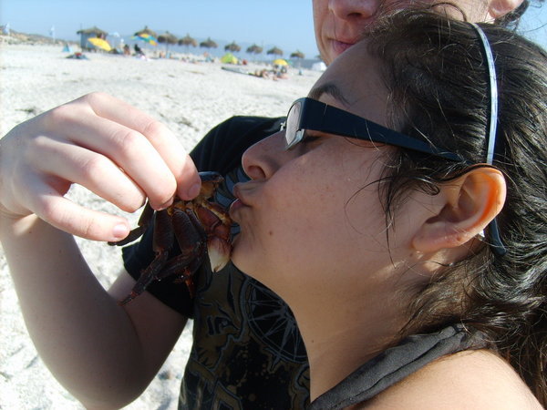 Carla kissing her Crab - Carla besando su cangrejo