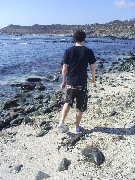 Andy walking down the Beach - Andy caminando en la playa