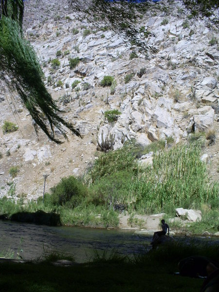 Andy sitting on a rock in the river - Andy sentado en una roca en el rio