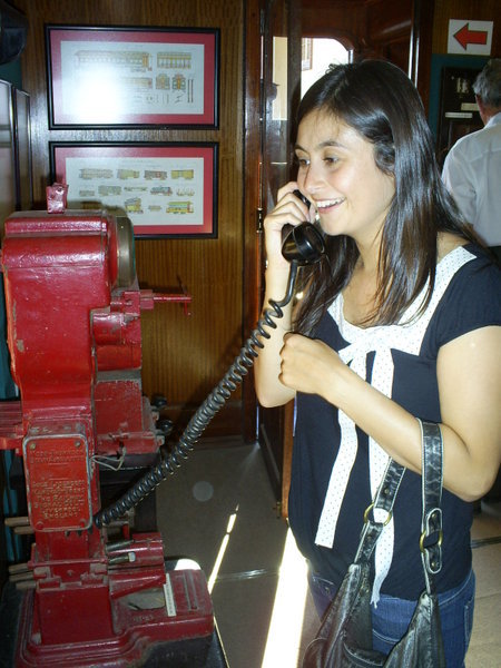 Carla using the train telephone to call mum - Carla usando el telefono del tren para llamar a mami
