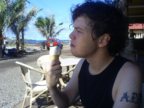 Andy enjoying his ice cream - Andy disfrutando de su helado