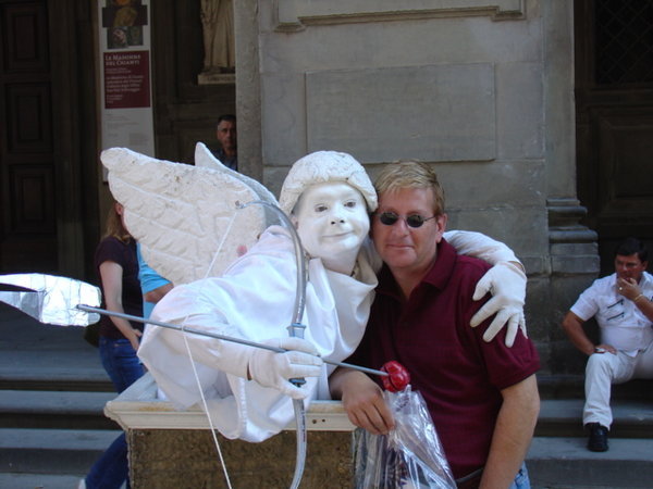 Matthew and a living statue in the Uffizi Courtyard