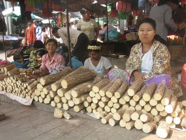 Women selling Thanakha wood