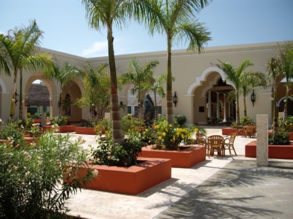 Courtyard at Valentin Imperial Maya