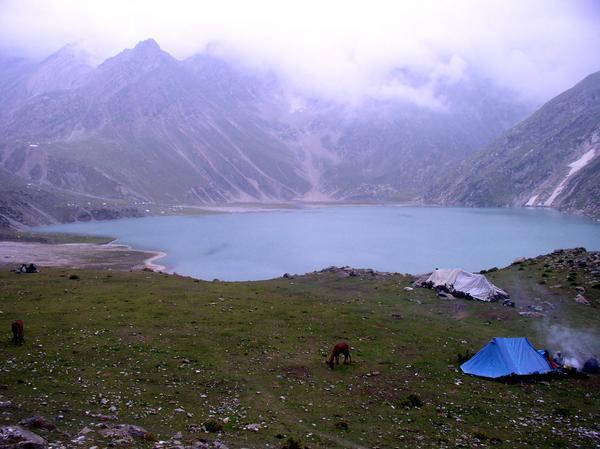 Le lac de Sheshnag, dans les montagnes