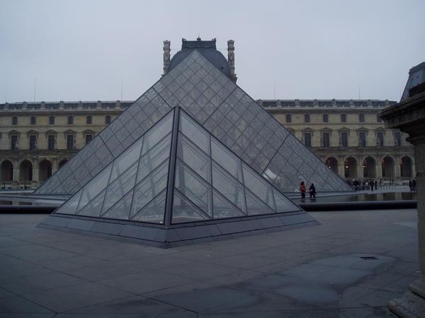 Le Louvre et sa pyramide...2