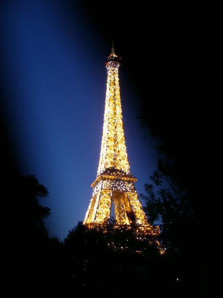 La tour Eiffel, de nuit...