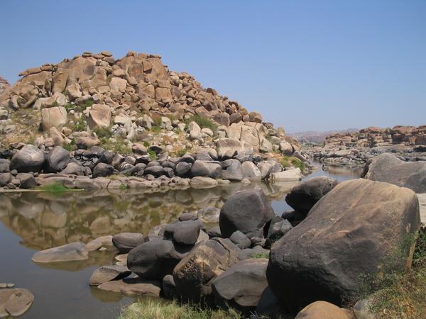 La riviere au milieu du desert de pierre.