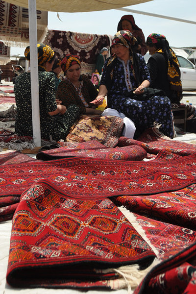Carpet Sellers - Tolcuchka Bazaar