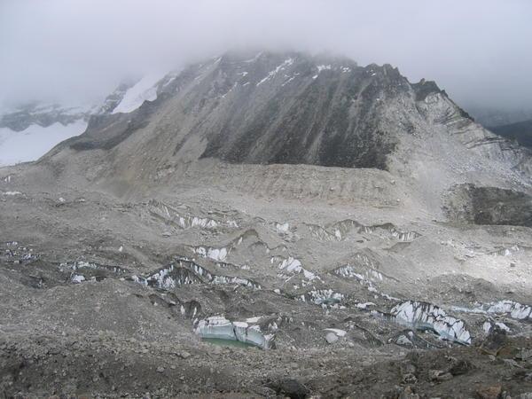 Cracking ice in the Khumbu glacier