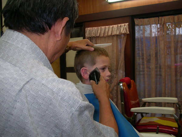 Anton hos frisør