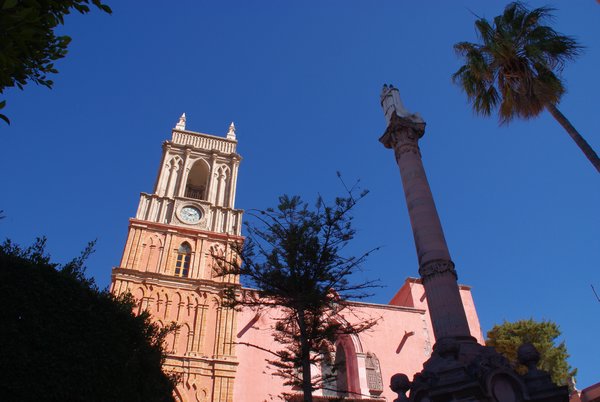 Cathedrale rose a cote de la cathedrale principale