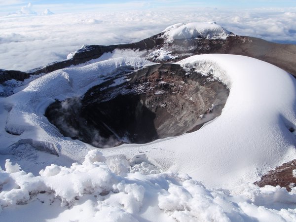 A 5897m, le cratere du Cotopaxi toujours actif