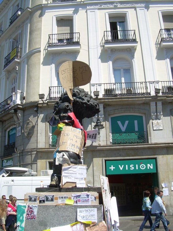 Medved-simbol Madrida-tudi protestira
