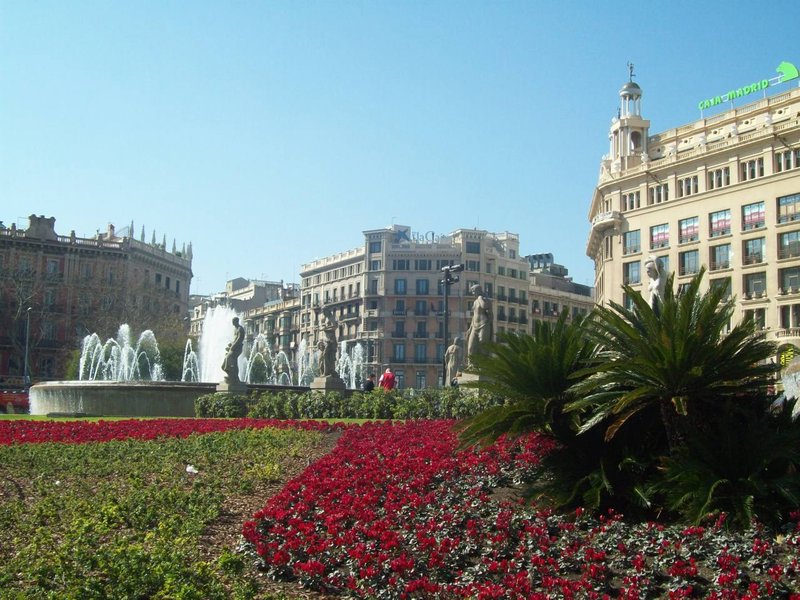 Plaça Garden, Fountain, Statues
