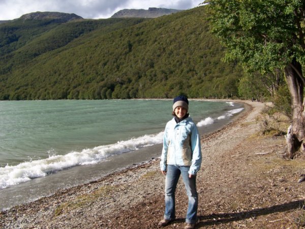 Lago Roca, parecia una playita, hasta tenia olitas del viento tan fuerte que habia.