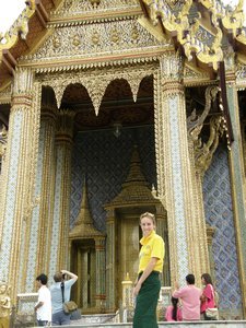 Lucy at the emerald buddha temple