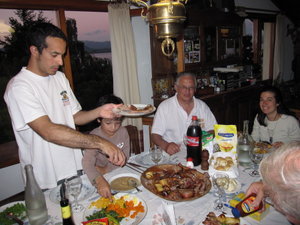 Første middag med familien: Marcelo, Marco, Leonardo og Tanja.