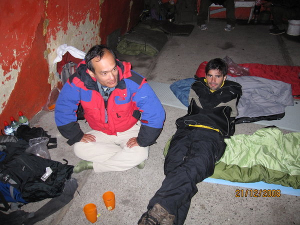 Yhum and Pablo relaxing inside refugio after dawn