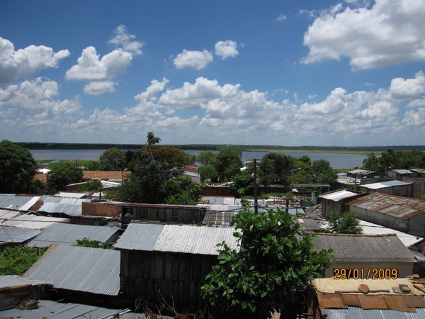 Slumområdet er langs bredden av Rio Paraguay. Der er det også Denguefluer .... (Asuncion)