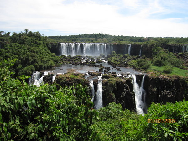 Iguazu Falls ligger i et regnskogomrade i Foz du Iguazu Parque Nacional