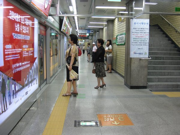 Seoul subway platform