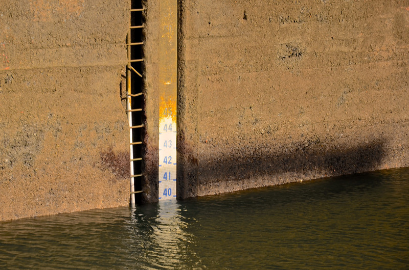 Measuring the water height in the lock