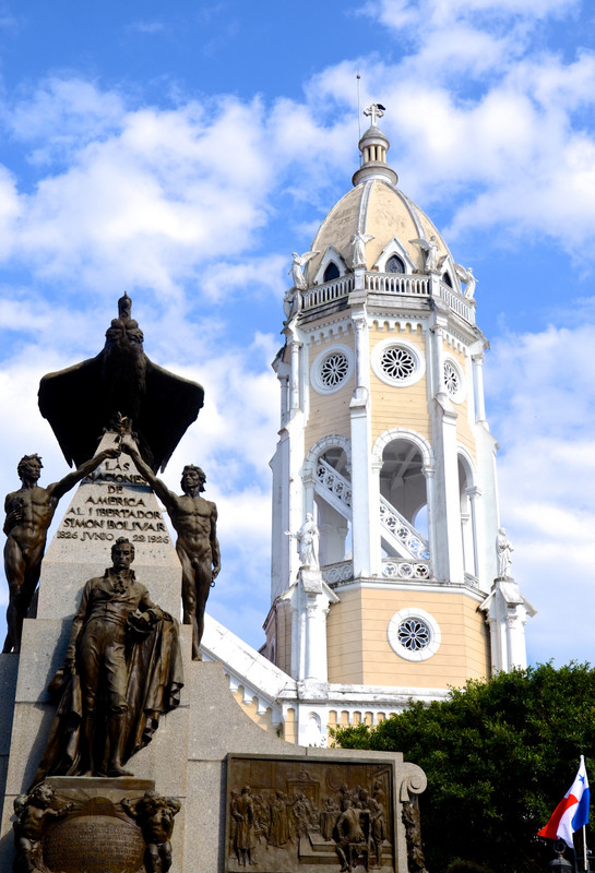 Simon Bolivar statue in front of Iglesia San Francisco de Asis