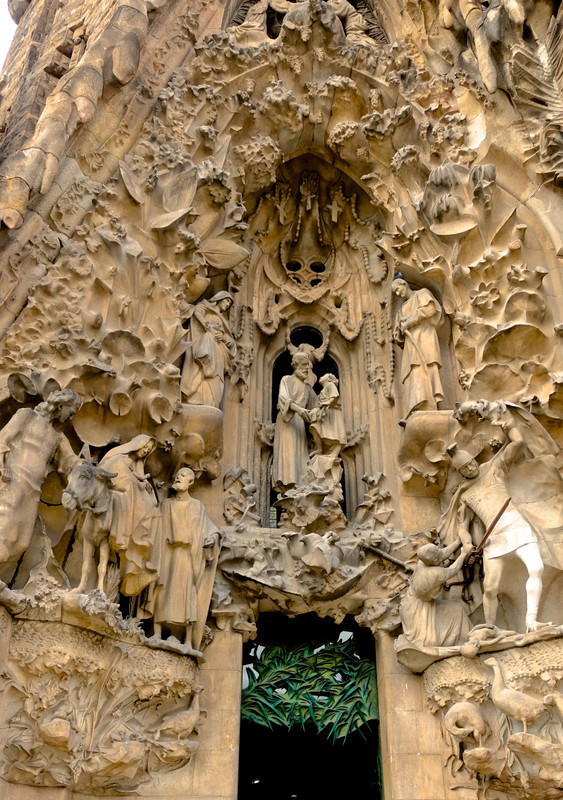 Meticulous stone tapestry depicting the life of Jesus Christ, Sagrada Famila exterior 