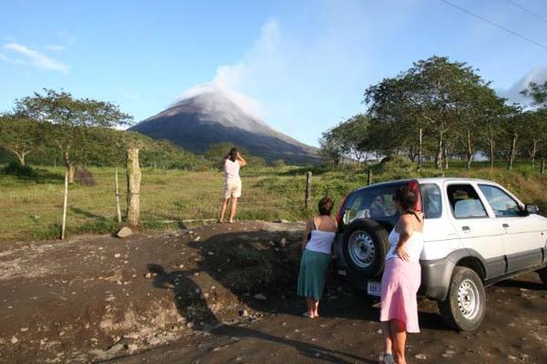 volcan Arenal and car