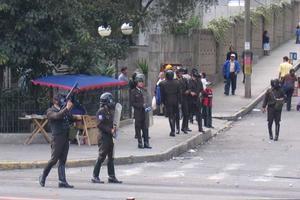 police with tear gas weapons Quito