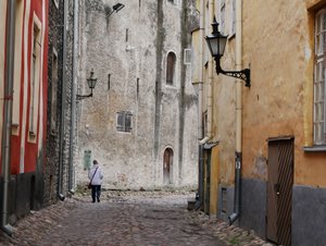 Janice explores the backstreets of Tallinn