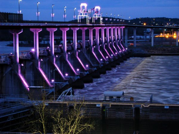 The big Dam Bridge at night