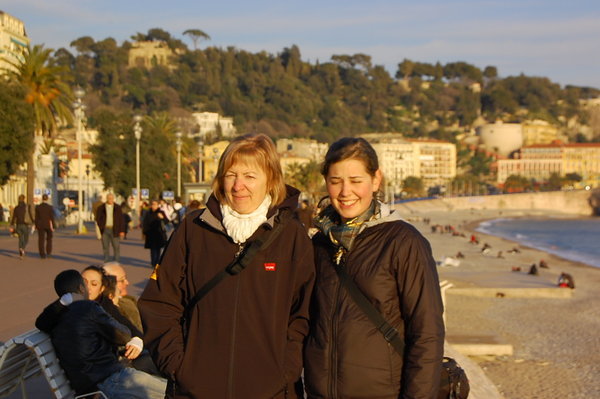 Maman et Moi devant la plage de Nice!