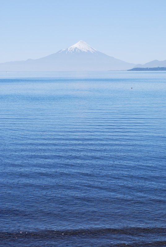 Het lago llanquihe en de vulkaan Osorno