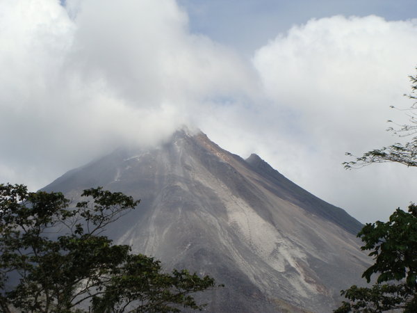 Arenal met lava (rechts)