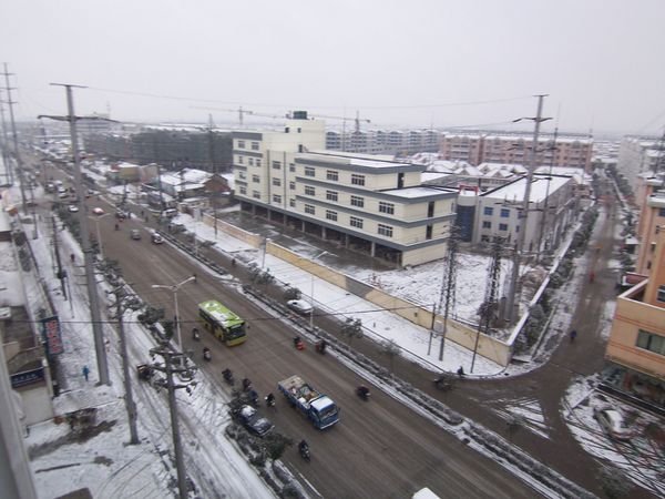 I wanted to share my first snow in Taizhou with you.