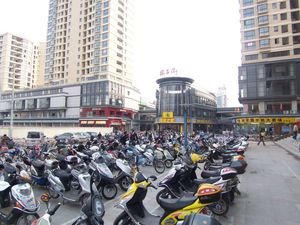 Scooters and mopeds have replace the bikes of Taizhou.