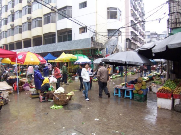 Even in the rain, the streets of Haikou are interesting to walk.