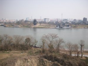 It is still a winter view across the river, that completely surrounds Taizhou and protects the city.
