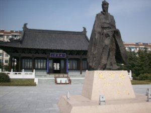 WhenZheng Square honors Zheng Banquiao, the leader of "the Eight Yangzhou Eccentrics", famous for superb poetry, calligraphy, and paintings. 