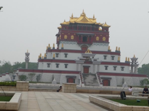 Tibetan Architecture is also represented on this huge Buddhist Temple Compound near Wuxi.