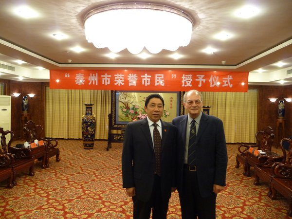 Mr. Xu, President of Taizhou Teachers College (left)