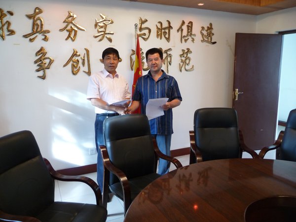 Mr. Xu says good bye to the President of our Sister College in Yining.