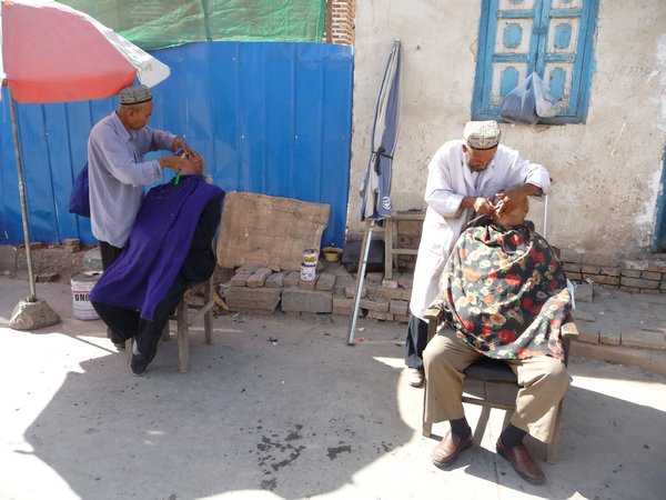 KASHGAR, PHOTO 15: Out-door Barbarshops in the Old Town of Kashi. 