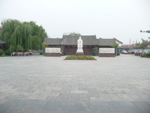 Marble statue of Confucius in the courtyard.